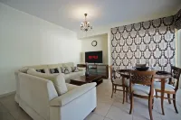 Beachfront 3 BDR Villa with Pool فنادق في پاپلا