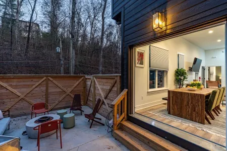 Sunshine on Hedgewood, 4 bedrooms 3 and a half baths. Minutes from Downtown