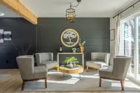 Newly remodeled modern farmhouse near the Rocky Mountains! Hotel a Columbine