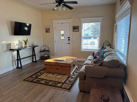 Cute & Cozy home walking distance  to downtown