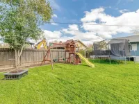 Yuba City 3 bedrooms 4 beds 2 ba Spacious Game Room Games Playground Trampoline Hotels in Sutter County