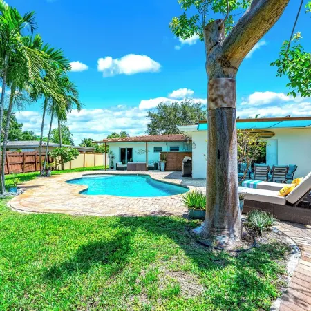 Pool+Bikes+BBQ! Tropical Getaway & Close To Beach!