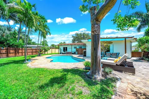Pool+Bikes+BBQ! Tropical Getaway & Close To Beach!