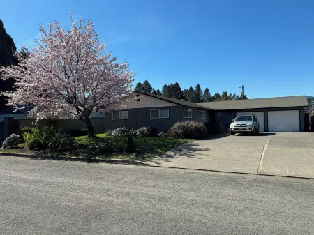 Charming 3-bedroom house in enchanting Oakridge with AC Отели в г. Окридж