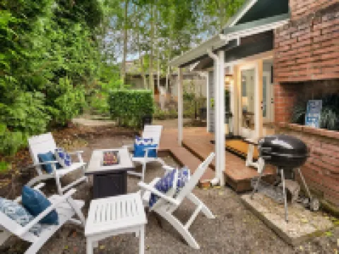 The Cottage at Lake Sammamish, Generator, Dog Friendly, Lake Access Hotels in Sammamish