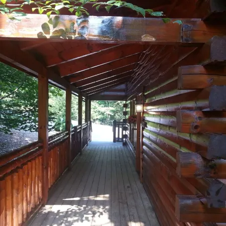 Real Log Cabin 2 Bedroom, 2 Full Bath, Full Kitchen Close To All Attractions.