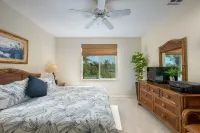 Lovely 2nd Floor Unit On Golf Course, Easy walk to Beach, Restaurants, Shopping