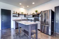 Modern Guest Suite King bed, close to interstate, shopping & restaurants