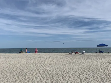 FUN BEACH GETAWAY!  Beach Access Across the Street / Fully Equipped Kitchen Отели в г. Локвудс Фоли