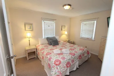 In The Heart of Hatteras Village. Close to Beach, Restaurants and Marinas.