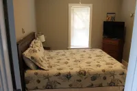 Quaint Cedar Shake Cottage. Stunning Views of Maple Lake. Pet-Friendly!