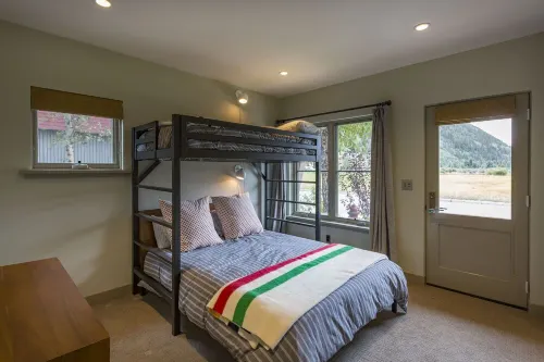 Owl Meadows LUX 3BR/3.5Bth Views, deck, fp; Walk to town, grocery EVERYWHERE