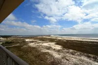 Excellent ! 5- Star Beachfront Condo.