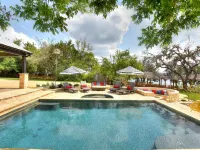 LOCATION!!  Lake Travis Waterfront~Pool, Spa, Outdoor Kitchen, Location