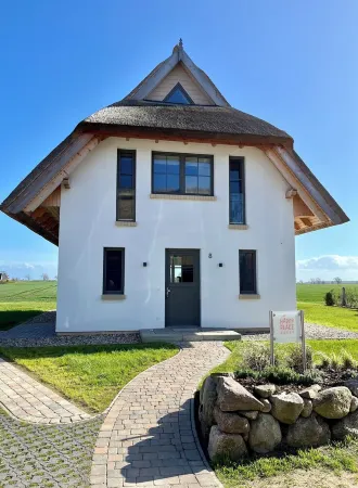 Dream thatched house with water view - 3 bedrooms - 10 min. walk to the beach Отели в г. Дранске