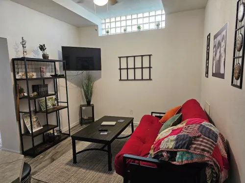 Stay in this Unique SE Iowa Apt Hotels in Fort Madison