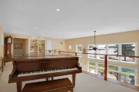 Sailor's Valentine: Bayfront Home on Private Beach and Hot Tub!