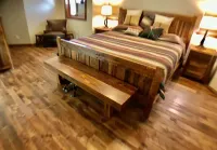 Sunny Mountain Chalet with Views & Chief's Kitchen, River, Hot Tub, Bar, AC, Pet Hotels near Estes Park / Rocky Mountain National Park KOA Holiday