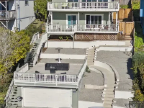 Gorgeous hillside home with ocean views! Hotels in Moss Beach