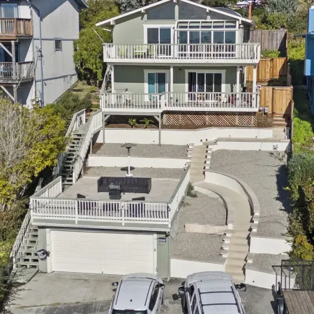 Gorgeous hillside home with ocean views!