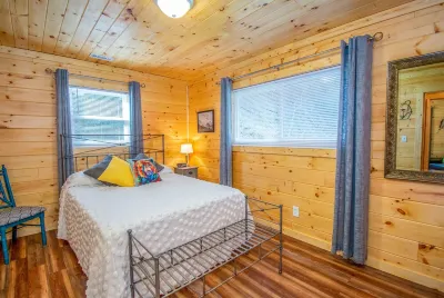 Walk to Gatlinburg - Covered Porch - EV - Fireplace - Clean - Location - Arcade