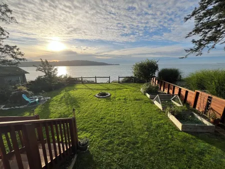 Beachfront House with Oceanview Hot Tub Отели рядом с достопримечательностью «Silver Reef Casino»