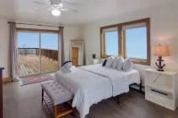 Birch at Lake Bluff Preserve-Spectacular Lake Michigan Views-Sleeps 20 Hotels in Crystal Lake Township