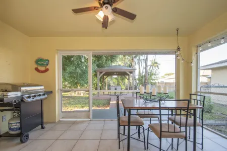 3/2 Beach House Close to Beach: Kid and Pet Friendly!