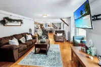 Couples 2 Bedroom Retreat - Hot Tub- Air Hockey -Close to ShelburneFalls
