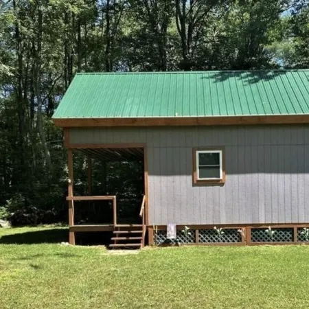 Charming cabin in delightful Montague with WiFi, AC, and parking