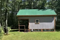 Charming cabin in delightful Montague with WiFi, AC, and parking