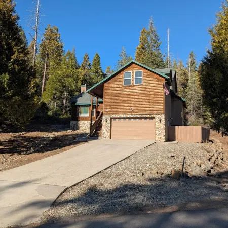 Spacious cabin with game room free WIFI & parking