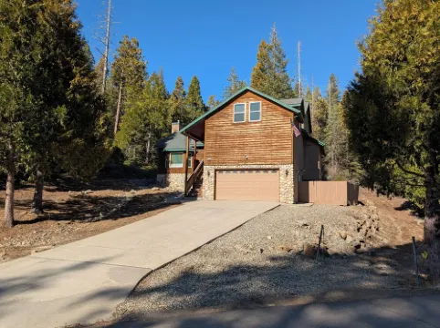 Spacious cabin with game room free WIFI & parking