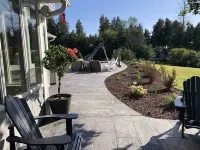 Enjoy your own private family resort! Pool, hot tub, lakefront, sunsets, more!