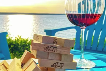 Quiet/charming 2-bedroom Sunset-Lake view cottage lovely Seneca lake, wine trail