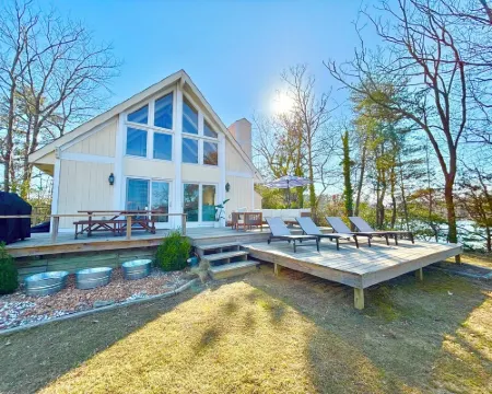 Family Friendly Waterfront Home - Private Dock, Kayaks, Fire Pit, Grill, Deck โรงแรมในMiddlesex County