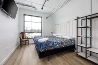 Base of Old Mission Peninsula 2BR Condo w/ Rooftop Hot Tubs near East Bay Beach
