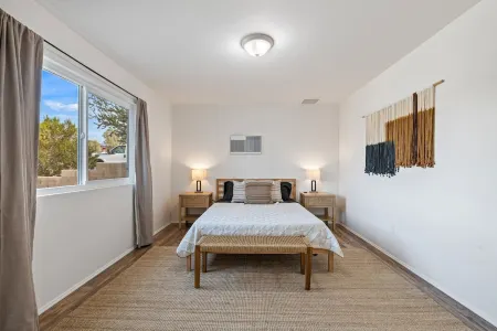 Casa Mestiza- Spacious with Fire Pit, Near Town Отели рядом с достопримечательностью «Юкка Вэлли Элементари Скул»