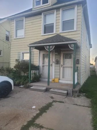 Waterfront with Boat Dock 1-Bedroom on Detroit River Canal. Good for 4 People