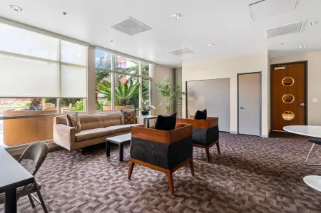 Cozy 1-bedroom condo in fantastic Emeryville with fitness room, WiFi