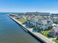 Riverwalk Retreat - Riverfront 3BR Condo w/ Jacuzzi & Lake Michigan Views Hotels in der Nähe von St. Peter Claver Parish