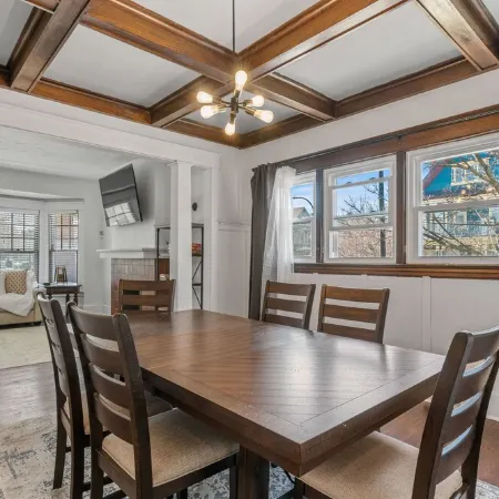 Heart of Elmwood Village cozy apartment