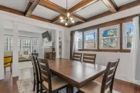 Heart of Elmwood Village cozy apartment