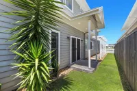 'The Palms on Nautilus' - Beach house on the park & sea