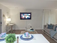 Elegant Oasis Studio Retreat Central Safe Location WiFi, AC, Các khách sạn ở Huntsville