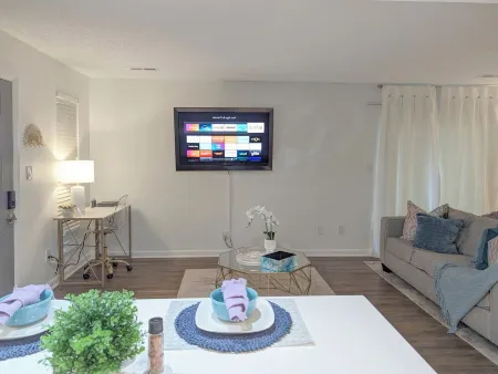 Elegant Oasis Studio Retreat Central Safe Location WiFi, AC,