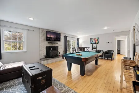 Comfortable & Spacious 5BD/3BA - Walk to State College HS and 5 min Uber to PSU