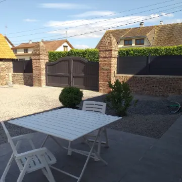Maison à la Campagne Avec Cour Clôturé et Espace Extérieur Отели в г. Э