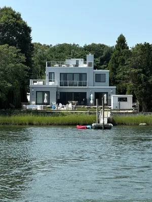 Sag Harbor Water View w Dock 1.5ml from Town Sag Harbor Historical Museum: The Annie Cooper Boyd House附近的飯店