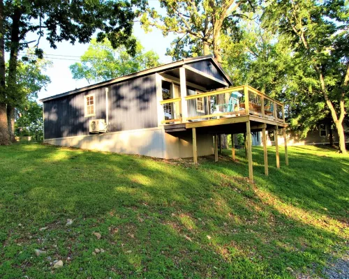 Tiny Home at Kentucky Lake's Lynnhurst Family Resort Hoteles en Condado de Calloway